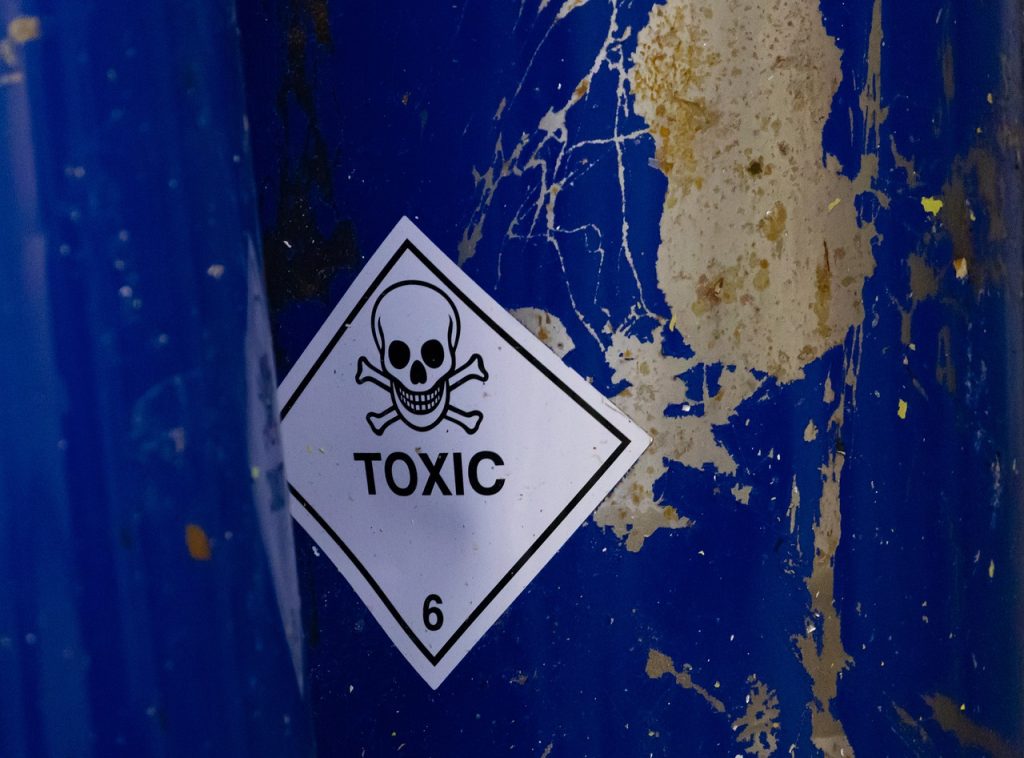 Blauwe vaten die mogelijk drugsafval bevatten of schadelijke stoffen voor de productie van drugs.